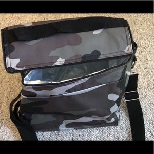 Camo print thermal lunch box.